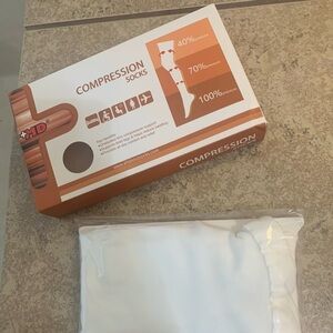 New! +MD Compression White Socks. Size: XL / XXL.